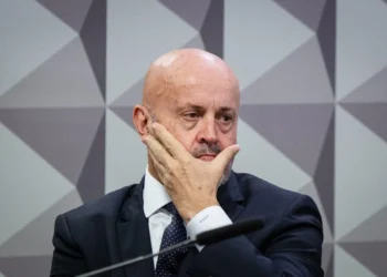 “Careca do INSS” nega ser dono de Ferrari vermelha apreendida em operação da PF