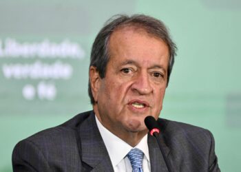 Presidente do PL prepara gesto a Eduardo Bolsonaro para selar paz