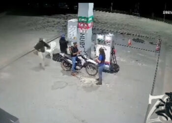 Dupla armada assalta posto de combustível e foge com moto de cliente em Primavera