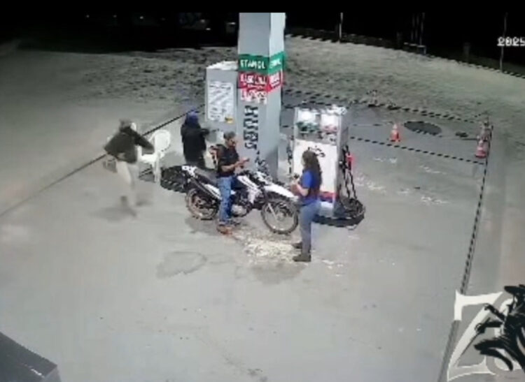 Dupla armada assalta posto de combustível e foge com moto de cliente em Primavera