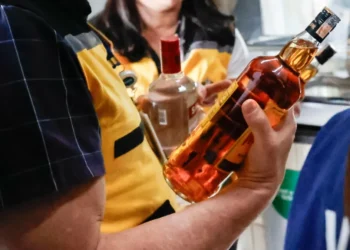 “Tá tudo rodando”, disse jovem após beber gin adulterado com metanol em SP