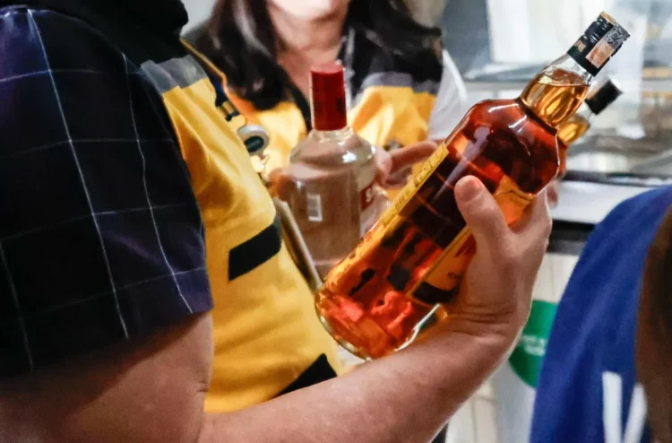“Tá tudo rodando”, disse jovem após beber gin adulterado com metanol em SP