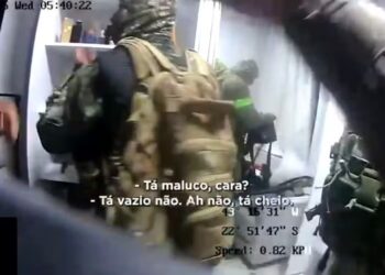 Câmera corporal registra policiais do Bope furtando casa durante operação no Alemão