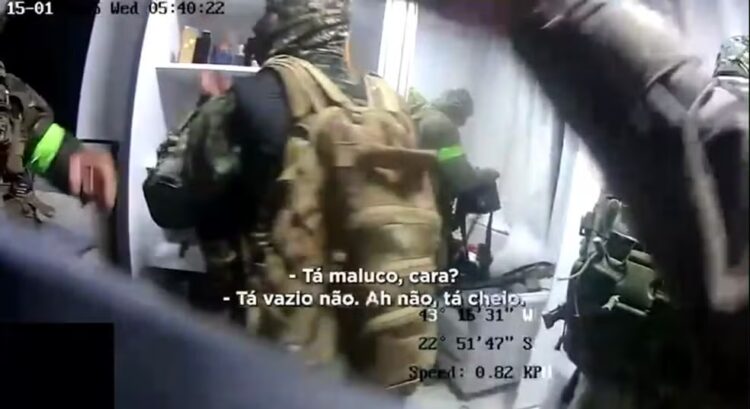 Câmera corporal registra policiais do Bope furtando casa durante operação no Alemão