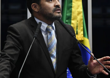 Justiça afasta governador do Tocantins em operação que investiga desvio de emendas