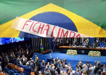 Senado aprova proposta que enfraquece Lei da Ficha Limpa durante julgamento do Bolsonaro
