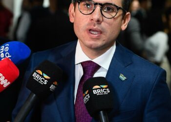 Hugo Motta avisa a líderes que vai pautar a anistia nesta quarta (17)