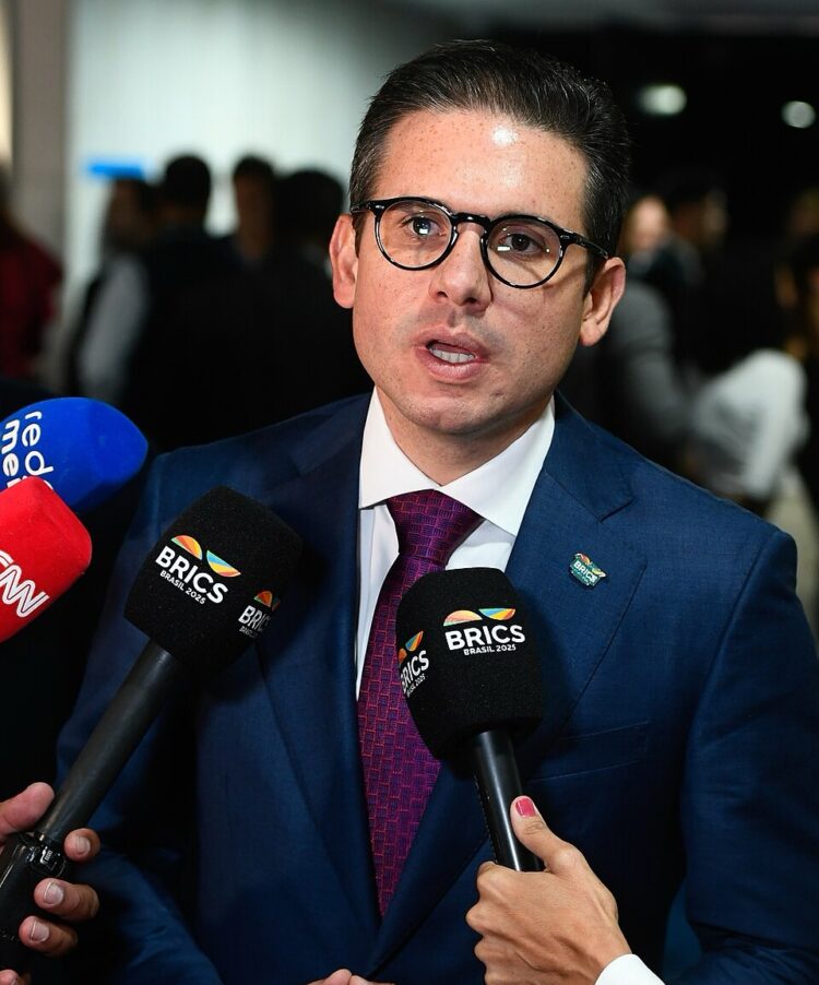 Hugo Motta avisa a líderes que vai pautar a anistia nesta quarta (17)