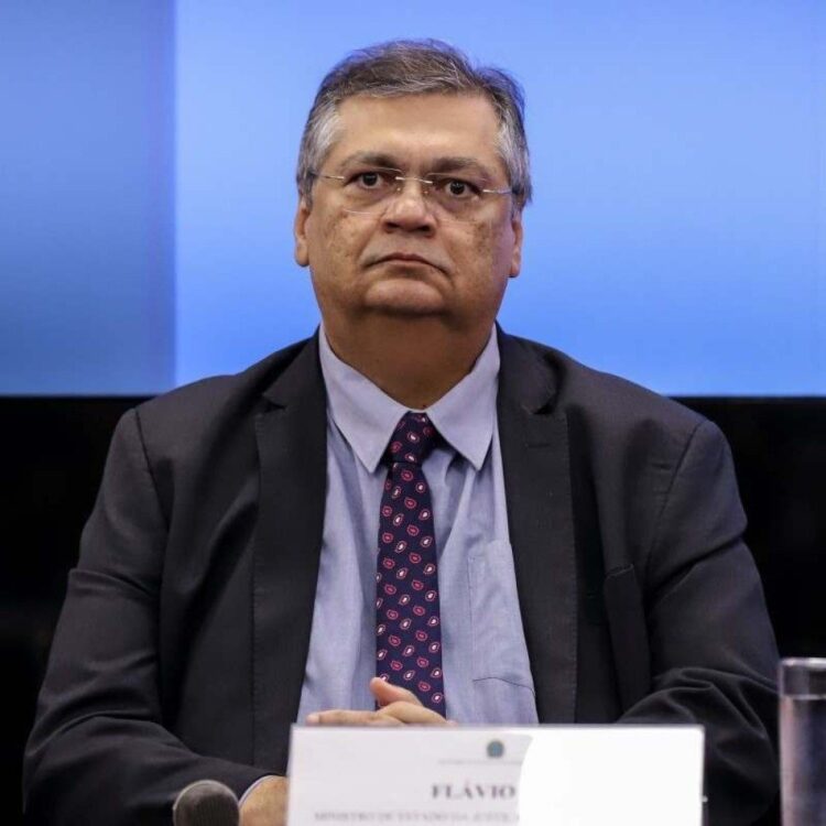 Flávio Dino determina abertura de inquérito para investigar conclusões da CPI da Covid