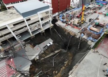 Cratera gigante engole parte de rua em Bangcoc após colapso em obra de metrô