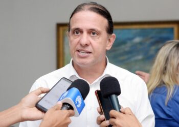 Suspeito de receber propina, ex-prefeito escondeu celular em compartimento na pia durante operação da PF