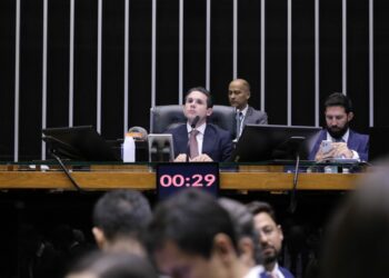 Veja momento de agradecimento dos parlamentares após urgência ser aprovada