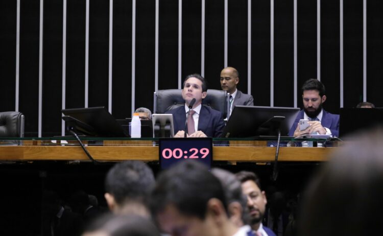 Veja momento de agradecimento dos parlamentares após urgência ser aprovada