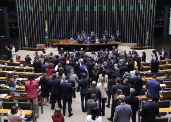 Câmara aprova urgência para projeto de anistia a Bolsonaro e condenados no STF