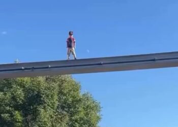 Menino se perde dos pais e é resgatado de trilho suspenso em parque dos EUA