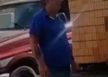 Em Capanema, homem tenta empilhar duas pilhas de tijolo em carroceria de caminhonete e vira meme nas redes