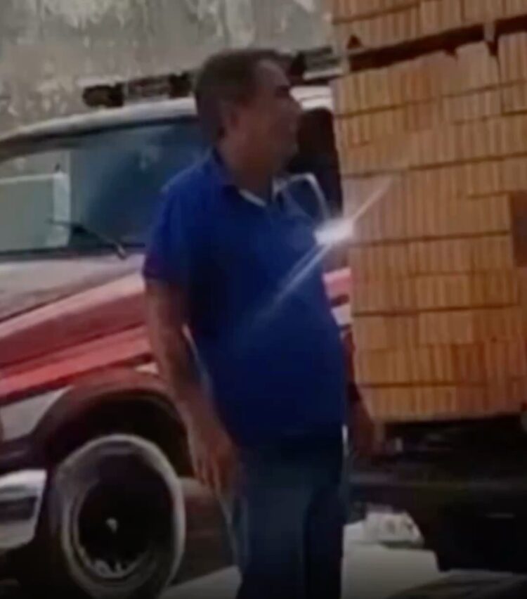 Em Capanema, homem tenta empilhar duas pilhas de tijolo em carroceria de caminhonete e vira meme nas redes
