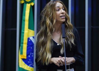 Erika Hilton propõe dupla licença-maternidade para casais de mulheres