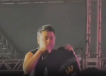 Zezé Di Camargo exibe camiseta pedindo anistia para réus do 8 de janeiro, durante show em SC