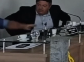 ‘Peido’ interrompe sessão e causa constrangimento entre vereadores em cidade pernambucana