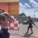 Morador de rua é filmado carregando jacaré nas costas em avenida de Manaus