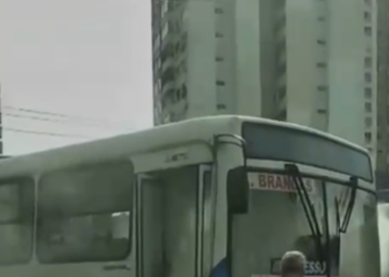 Assista o momento do início de incêndio de ônibus na Doca, em Belém