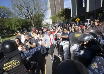 Cinco vereadores e um deputado foram atingidos por balas de borracha e spray de pimenta na Câmara de Porto Alegre