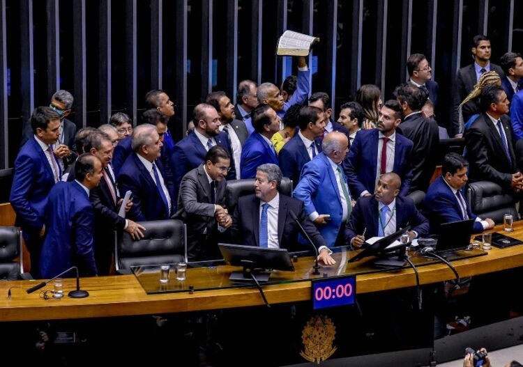 Câmara aprova isenção do IR para quem ganha até R$ 5 mil
