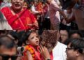 Menina de 2 anos é reverenciada como “deusa virgem” no Nepal