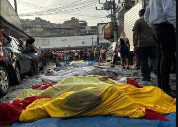 Moradores levam pelo menos 50 corpos para praça na Penha após operação