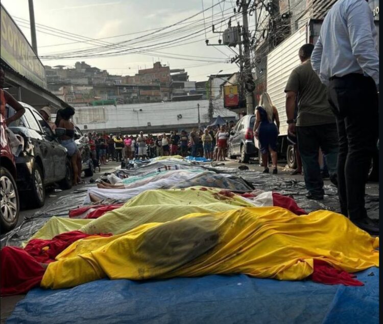 Moradores levam pelo menos 50 corpos para praça na Penha após operação