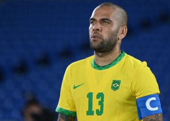 Daniel Alves reaparece como pastor em igreja na Espanha após período na prisão