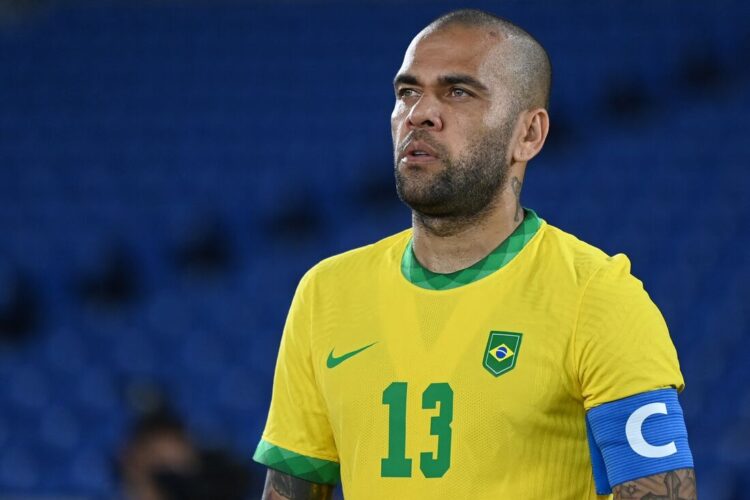 Daniel Alves reaparece como pastor em igreja na Espanha após período na prisão