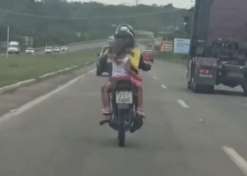 Criança sem capacete é flagrada em moto na BR-316 a caminho de Benevides