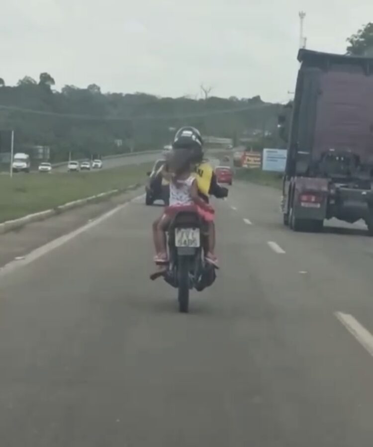 Criança sem capacete é flagrada em moto na BR-316 a caminho de Benevides