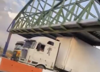 Carreta engata na nova passarela da Júlio César, em Belém