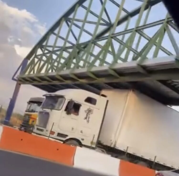 Carreta engata na nova passarela da Júlio César, em Belém