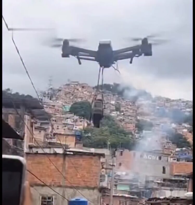 Criminosos usam drone com explosivos para atacar policiais em megaoperação no Rio