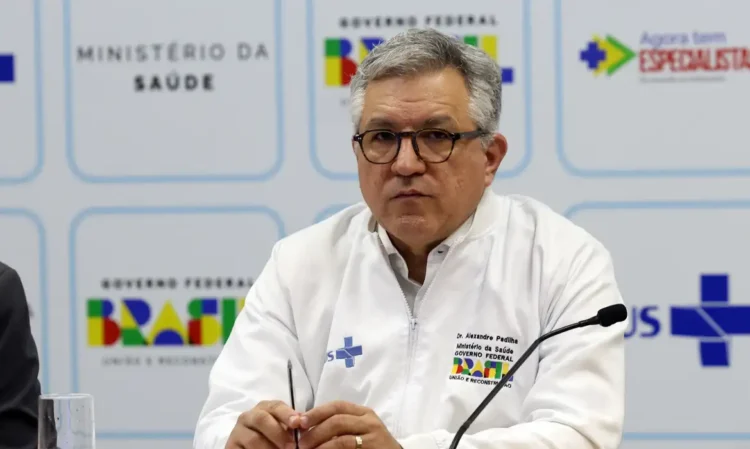 Sobe para 113 casos suspeitos de intoxicação por metanol no país, diz Padilha