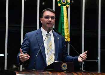 Flávio critica autorização de Moraes para entrevista de Jair Bolsonaro a podcast: ‘Pegadinha’