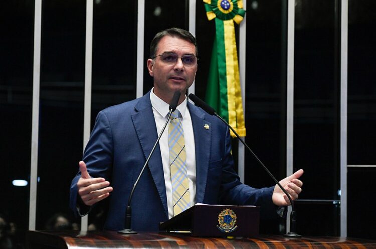 Flávio critica autorização de Moraes para entrevista de Jair Bolsonaro a podcast: ‘Pegadinha’