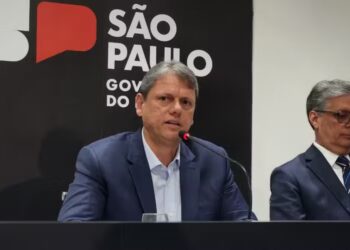 ‘Quando falsificarem Coca-Cola, vou me preocupar’, brinca Tarcísio sobre crise do metanol