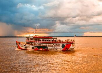 Passageiros vivem pânico após lancha ficar à deriva em temporal entre Barcarena e Belém
