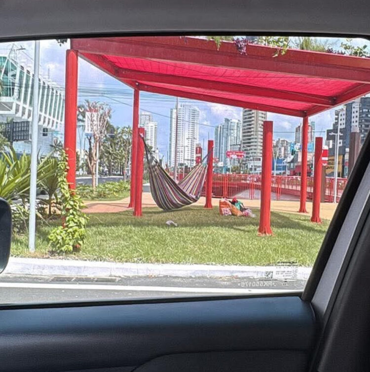 Morador é visto descansando em rede na nova Doca e vira assunto nas redes sociais