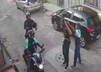 Assalto à luz do dia: dupla armada rouba grande quantia em dinheiro no bairro da Condor