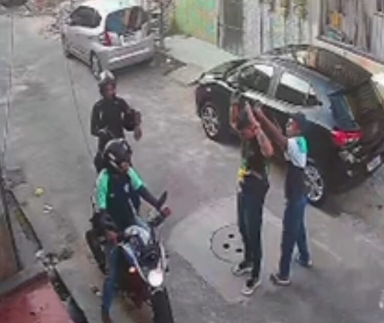 Assalto à luz do dia: dupla armada rouba grande quantia em dinheiro no bairro da Condor