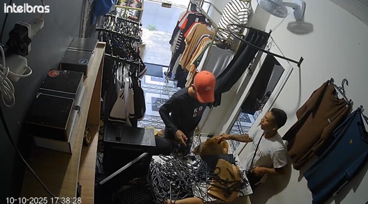 Criminosos se passam por clientes e assaltam loja de roupas no bairro 40 Horas, em Ananindeua