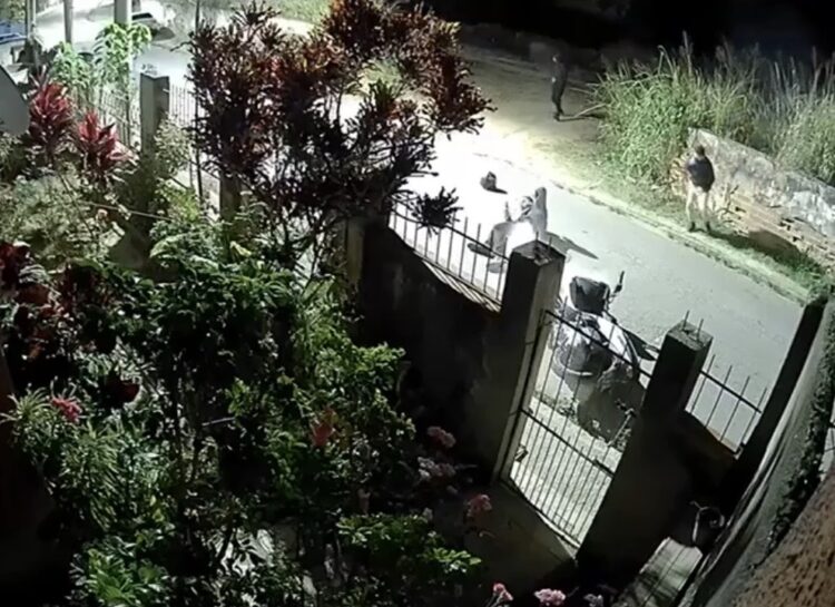 Homem sofre tentativa de homicídio de madrugada em frente à sua residência