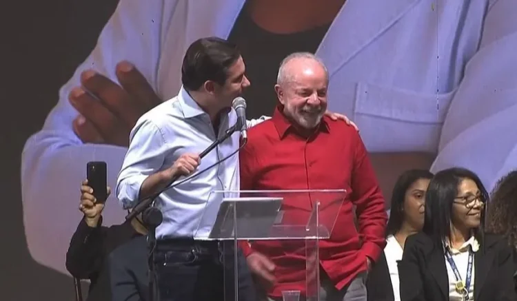 Hugo Motta é vaiado em evento com Lula em comemoração ao Dia dos Professores