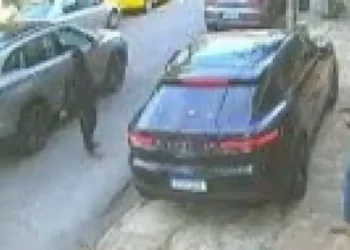 Criminosos tentam assaltar Porsche blindado; motorista escapa ileso